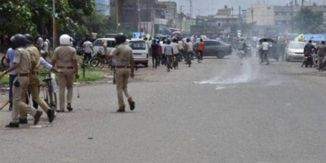 सूरत: मजदूर की मौत के बाद बवाल, पुलिस ने लाठीचार्ज के साथ छोड़े आंसू गैस के गोले