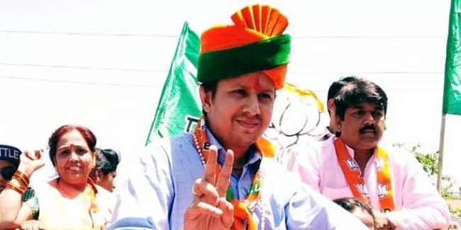 अफ़सर पर बल्ला चलाने वाले आकाश के बारे में ये बातें आपको नहीं पता होगा !