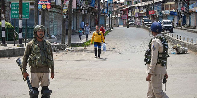 श्रीनगर के सेंटोर होटल में कम से कम 33 नेता हिरासत में