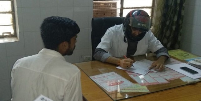राजस्थान में डॉक्टरों ने हेलमेट पहनकर मरीज देखे, 2 घंटे किया ओपीडी का बहिष्कार