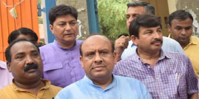 जिस स्कूल के कमरे में छात्र के ऊपर गिरा था पंखा वहां पहुंचे मनोज तिवारी, पत्रकारों की नो इंट्री