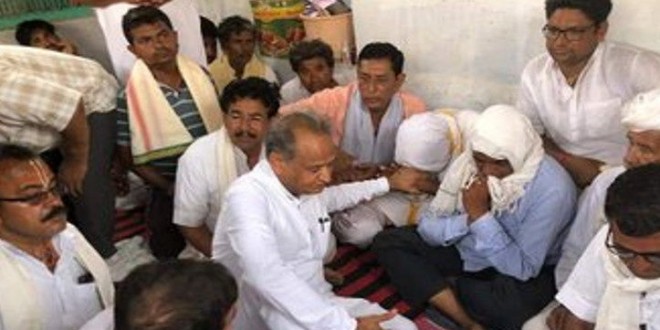 पीड़ित परिवारों से मिलने पहुंचे गहलोत, कहा- दोषियों के खिलाफ कार्रवाई होगी