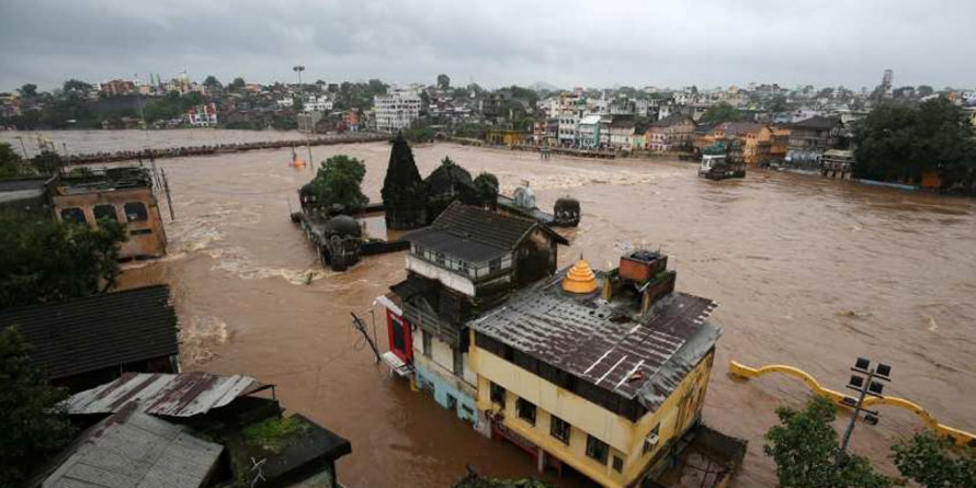 बाढ़ से बेहाल महाराष्ट्र, सीएम फडणवीस केंद्र से करेंगे 6800 करोड़ की मदद की मांग