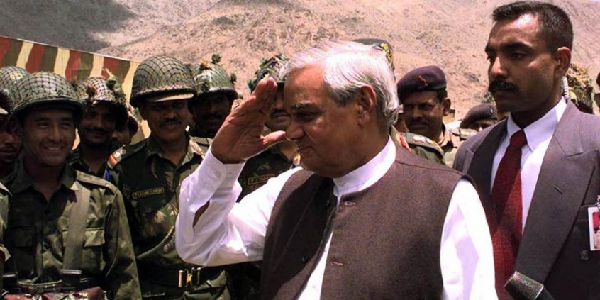 जब अटल बिहारी वाजपेयी पर सेना के राजनीतिक इस्तेमाल के आरोप लगे थे