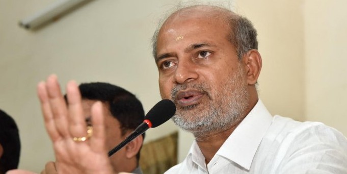 CM is not having fun at resort, says Mahesh