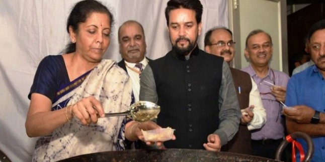 वित्त मंत्री निर्मला सीतारमण ने पूरी की हलवा सेरेमनी, बजट दस्तावेजों की छपाई का काम शुरू