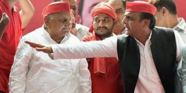 करारी हार को लेकर नेताओं पर बरसे मुलायम, पार्टी में बड़े बदलाव कर सकते हैं अखिलेश