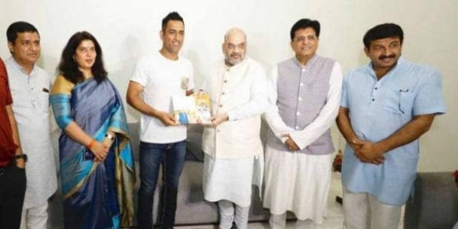 धोनी को बीजेपी में लाने की कोशिशें, पूर्व मंत्री का दावा-जारी है माही से बातचीत