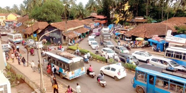 Signboard comes crashing down on four-lane highway at Dabolim