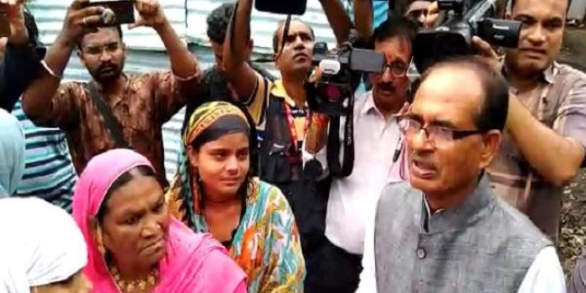 नाव हादसे में पीड़ित परिवारों से मिले शिवराज, मेयर ने दी 2-2 लाख की सहायता राशि