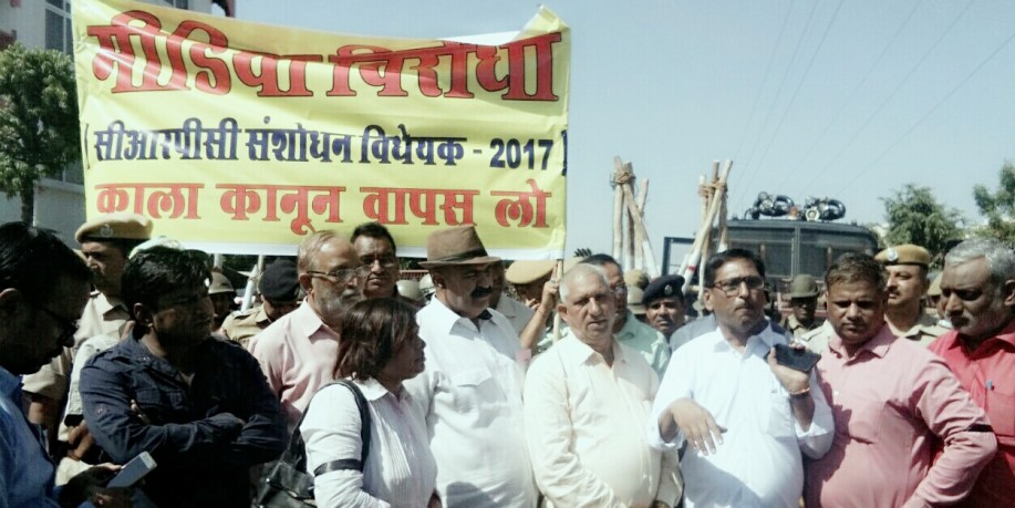 ‘पास’ मुद्दा: राजस्थान विधानसभा के बाहर आज भी जारी रहेगा पत्रकारों का प्रदर्शन