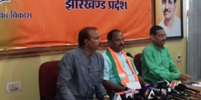 नामांकन के बाद रामटहल ने सीएम से मिलाया हाथ, रघुवर बोले- वे कल, आज और कल भी बीजेपी के ही रहेंगे