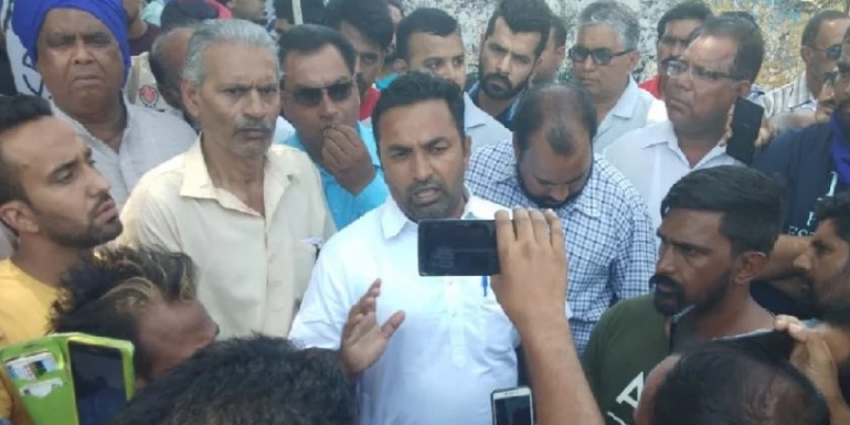 ईवीएम स्ट्रांग रूम की तरफ लैपटॉप लेकर जा रहे थे कुछ लोग, बसपा कार्यकर्ताओं ने किया हंगामा