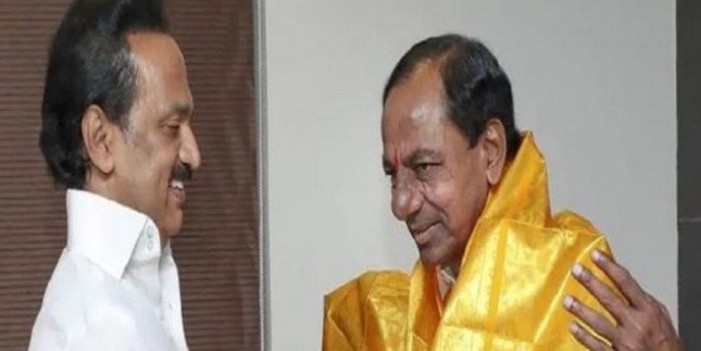 केसीआर की तीसरा मोर्चा बनाने की कवायद को झटका, कांग्रेस के साथ रहेगी डीएमके