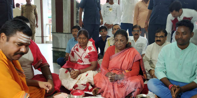 राज्यपाल द्रौपदी मुर्मू पहुंची देवघर के बाबा मंदिर, पूजा-अर्चना की