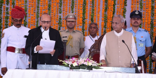 राज्यपाल ने जस्टिस भट्ट को चीफ जस्टिस पद की शपथ दिलाई