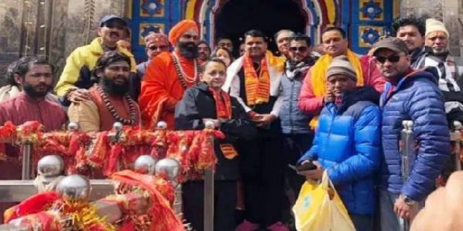 नतीजों से पहले महाराष्ट्र के सीएम देवेंद्र फडणवीस अपनी पत्नी के साथ दर्शन करने केदारनाथ पहुंचे
