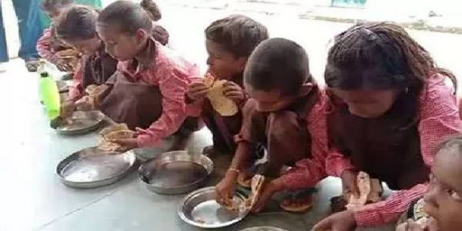 मिर्जापुर: मिड डे मील में नमक-रोटी परोसने का वीडियो बनाने वाले पत्रकार पर भी केस दर्ज