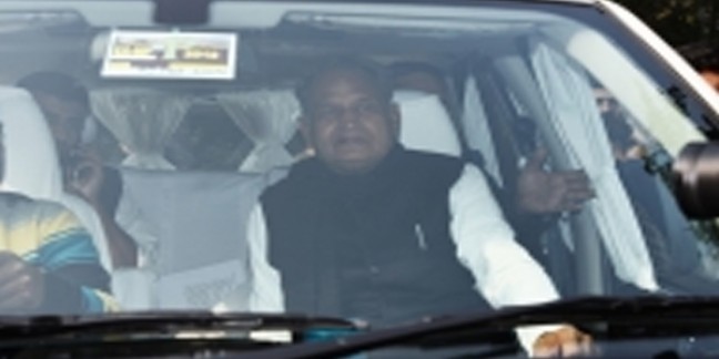 कांग्रेस में नेतृत्व संकट के बीच सोनिया से मिले गहलोत