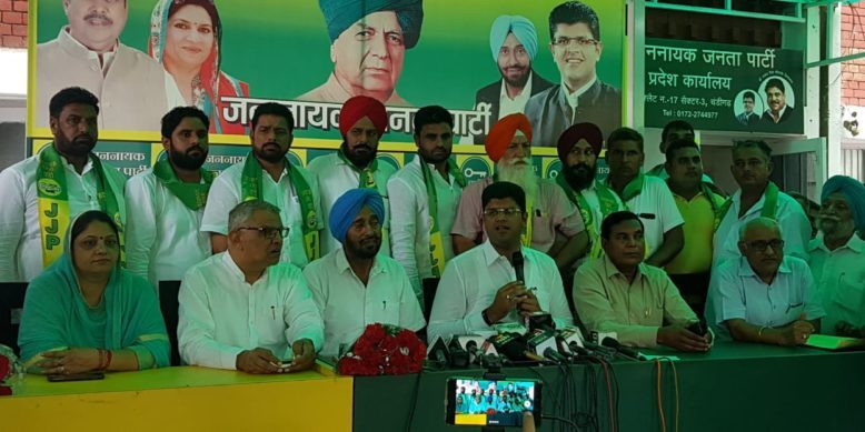 दर्जनों सरपंचों, नंबरदारों समेत कांग्रेस-इनेलो के नेताओं ने थामा जेजेपी का दामन