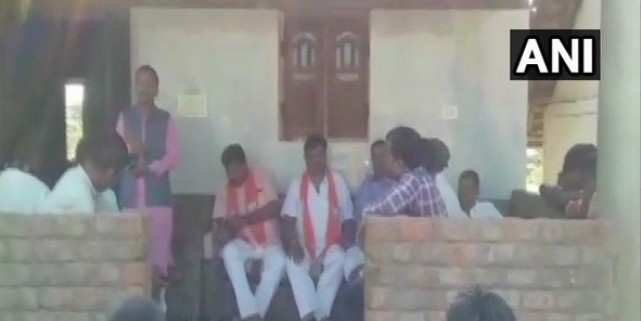 BJP विधायक बोले- मोदी साहब ने कैमरे लगवा रखे हैं, कांग्रेस को वोट दिया तो उन्हें पता लग जाएगा, फिर आपको काम नहीं मिलेगा