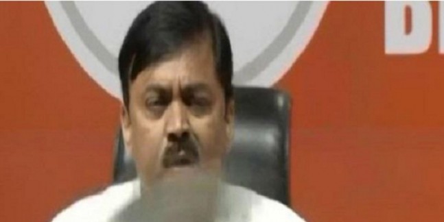 BJP प्रवक्ता GVL नरसिम्हा राव पर फेंका जूता, साध्वी प्रज्ञा पर कर रहे थे प्रेस कॉन्फ्रेंस
