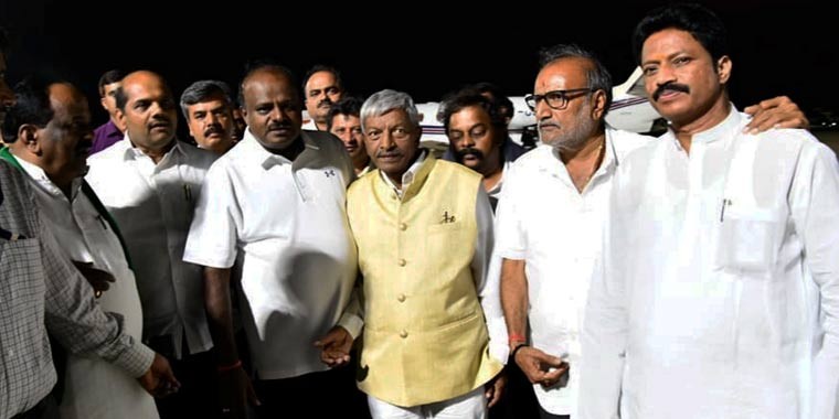 बीजेपी ने क्यों बुक कराए 30 कमरे, पढ़ें कर्नाटक के सियासी ड्रामे के टॉप 10 अपडेट्स