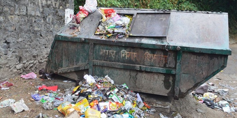 पहाड़ पर कचरा, जमीन पर दावे; रोजाना निकल रहा 30 टन प्लास्टिक कचरा