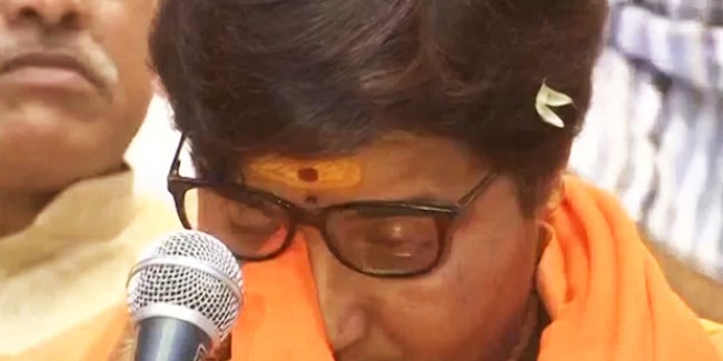 बाबरी वाले बयान पर मुश्किल में प्रज्ञा ठाकुर, दिग्विजय बोले- रद्द करो नामांकन