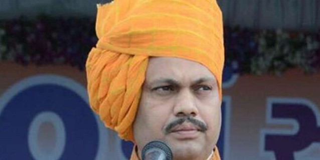 गुजरात के मंत्री गणपत सिंह की मुश्किलें बढ़ी
