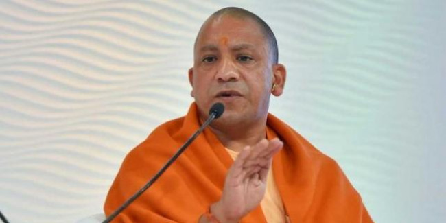 सीएम योगी का कड़ा आदेश, 'सिपाही के हाथ में डंडे की जगह मोबाइल दिखे तो सस्पेंड कर दो'