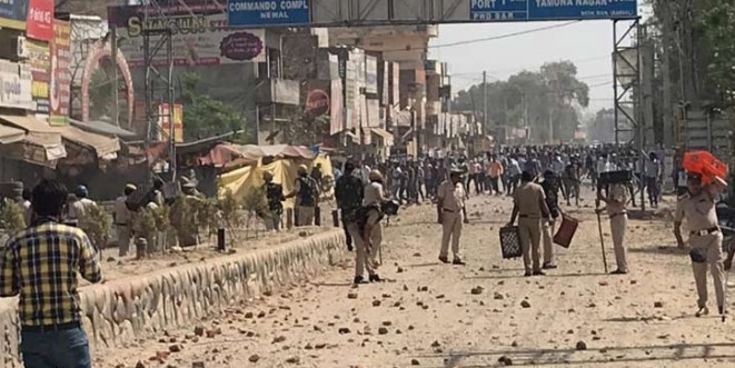 पथराव और लाठीचार्ज पर सीएम ने दिए जांच के आदेश, 1 छात्र की पैर में आया फैक्चर