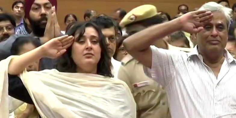 सुषमा स्वराज के पार्थिव शरीर पर तिरंगा, पति और बेटी ने किया सलाम