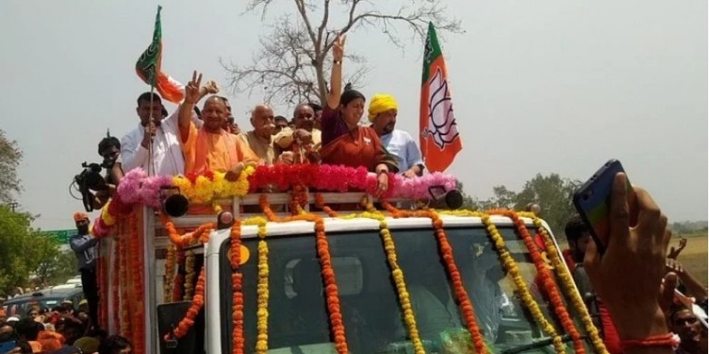 रोड शो शुरू होने से पहले स्मृति ने राहुल गांधी पर किया हमला, मुख्यमंत्री योगी भी मौजूद