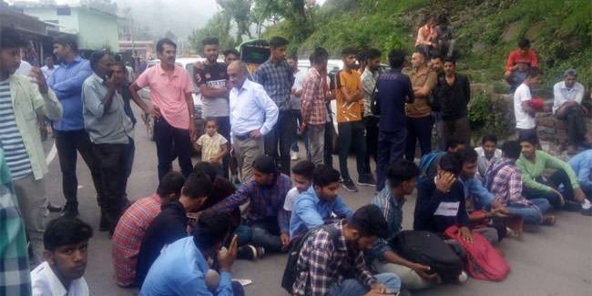 हिमाचल सरकार व परिवहन मंत्री के खिलाफ नारेबाजी, छात्रों समेत सैकड़ों लोगों ने किया प्रदर्शन