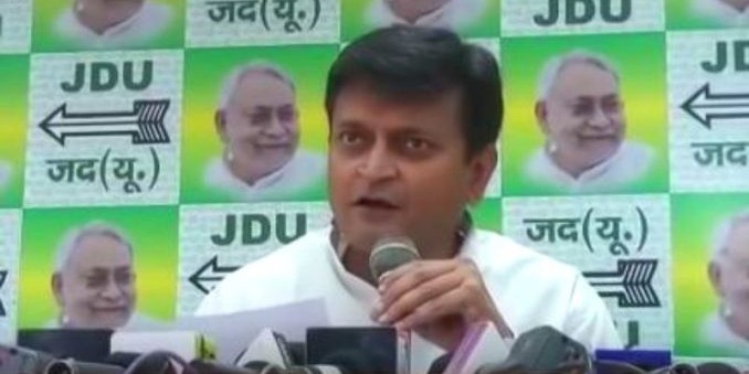अमित शाह पर तंज कसना पड़ गया भारी, जेडीयू प्रवक्ता अजय आलोक ने दिया इस्तीफा