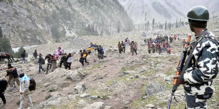 अमरनाथ यात्रा के काफिले के दौरान राष्ट्रीय राज मार्ग पर प्रतिबंध को लेकर राजनीति गरमाई