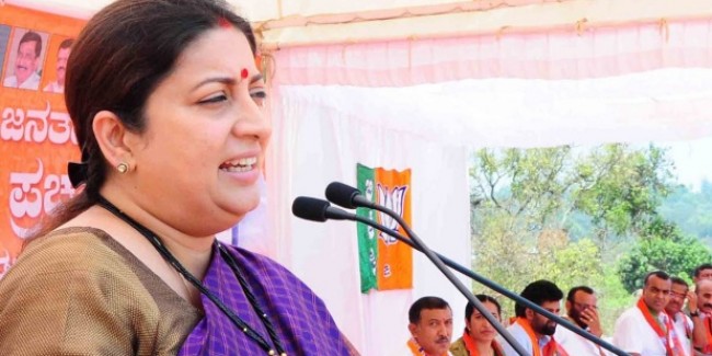 अमेठी में नमाज पढ़ती हैं तो MP में मंदिर जाती हैं प्रियंका: स्मृति ईरानी का हमला