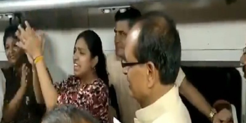 पूर्व सीएम शिवराज ने ट्रेन में लोगों के साथ गाए भजन