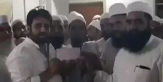 AAP विधायक अमानतलुल्ला ने इमामों को बांटा चेक, विपक्ष हमलावर