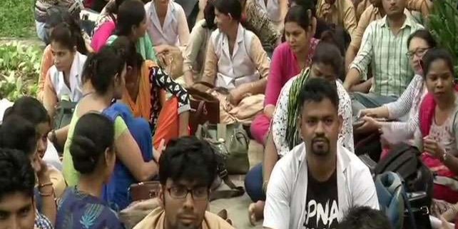 दिल्ली : अनुबंधित नर्सिंग स्टाफ का केंद्रीय मंत्री के घर के बाहर प्रदर्शन, ज्वाइनिंग लैटर देने की मांग