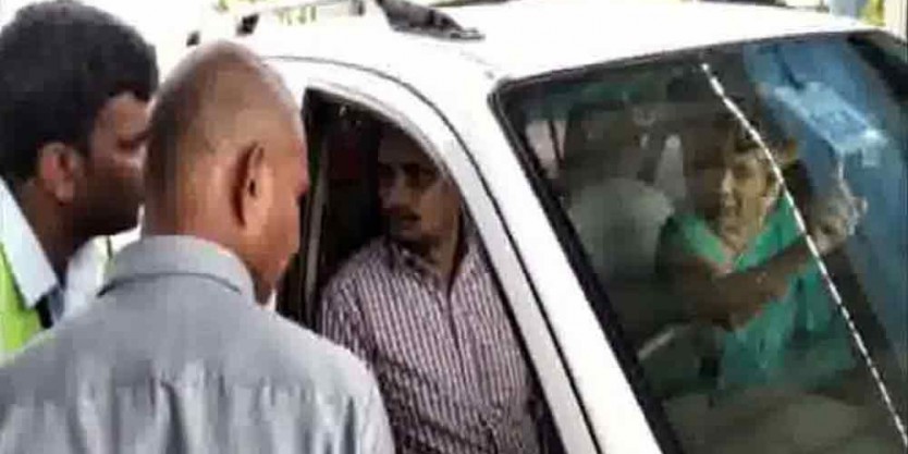 AP minister Pullarao Prathipati's wife argues with toll booth staffer over fee