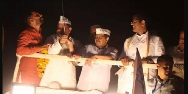 लोकसभा चुनाव: रोड शो के दौरान केजरीवाल और दुष्यंत चौटाला ने लहराई तलवार