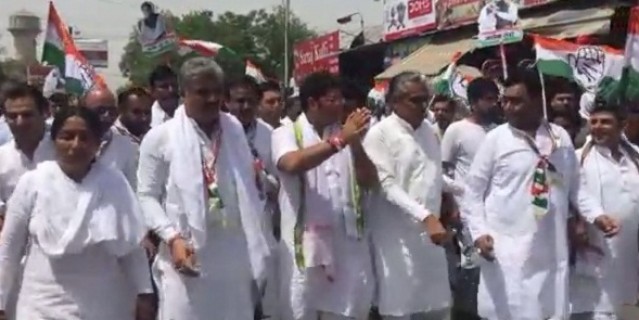 फतेहाबाद में कांग्रेस अध्यक्ष अशोक तंवर ने किया डोर-टू-डोर दौरा, चुनाव प्रचार के अंतिम दिन लोगों के बीच जाकर मांगे वोट