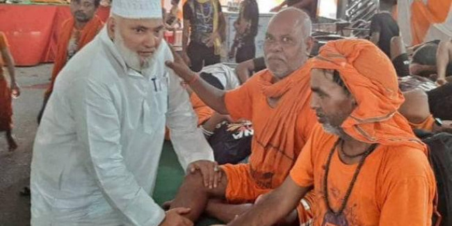 कांवड़ियों के पैर दबाते दिखे मुस्लिम विधायक, जय श्रीराम के नारे भी लगाए