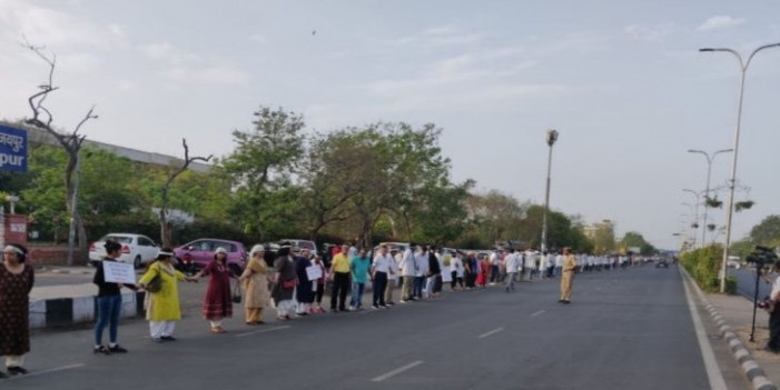 डॉक्टर्स ने बनाई 1 किमी लंबी मानव शृंखला, बोले हमारी सुरक्षा को लेकर कानून बनाए सरकार