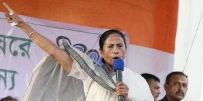 क्या ममता बनर्जी धर्म की राजनीति भड़का रही हैं?