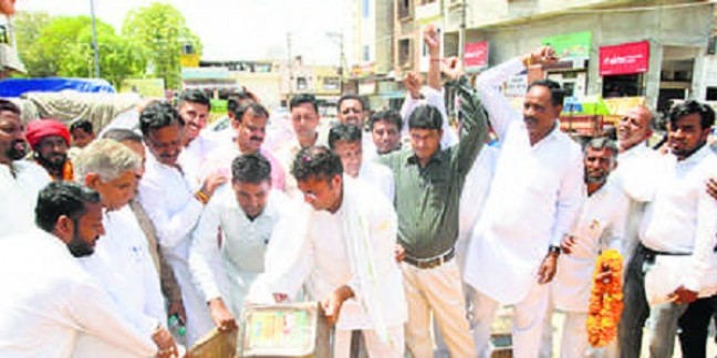 तंवर ने मंडी में बंटाया हाथ, तोला गेहूं