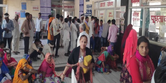 दौसा के सरकारी अस्पताल में अव्यवस्थाएं, 114 चिकित्सक व स्टाफ कर्मी नदारद मिले, तीन सस्पेंड