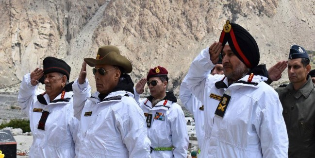 सियाचिन पहुंचे राजनाथ सिंह, जवानों का संबोधित करते हुए कहा- 'आपके साहस और जज्बे को सलाम'